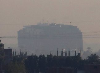 Гигантский контейнеровоз вновь встал поперек Суэцкого канала