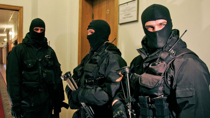 СБУ нагрянула с обысками на "заправки Медведчука": "У нас маски-шоу во всех офисах. Пломбируют колонки, отключают камеры"