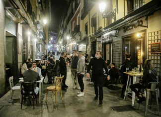 Испанцы попросили не пускать туристов в страну