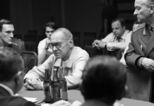 Кино и политические акты: эксперты о снятии Кончаловского с премии из-за Навального