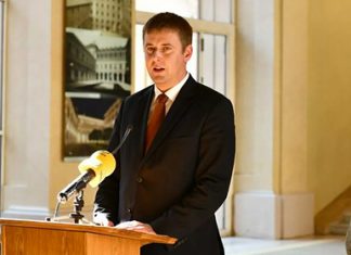 Критиковавшего «Спутник V» министра отправили в отставку