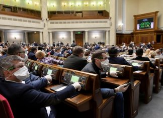 Депутат «засветил» порносайт в телефоне на заседании Рады: в Сети назвали имя политика из «ОПЗЖ»