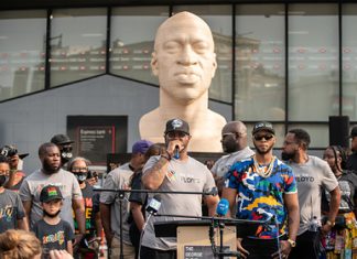 Чернокожему Джорджу Флойду поставили памятник из фанеры