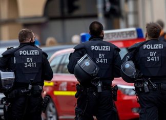 Мужчина с ножом напал на прохожих в Германии