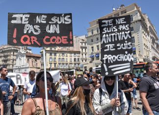 Во Франции протестующие разгромили центры вакцинации от коронавируса