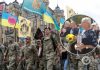 Слезы и слова благодарности: украинцы поддержали семьи погибших военных во время Марша защитников. Видео