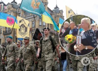 Слезы и слова благодарности: украинцы поддержали семьи погибших военных во время Марша защитников. Видео