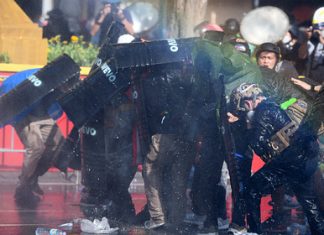 Тайский спецназ применил водометы против недовольных коронавирусными мерами