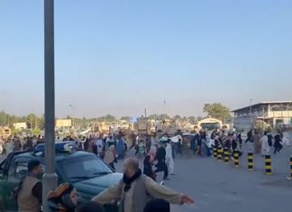 Толпа беженцев пробралась на взлетную полосу аэропорта Кабула