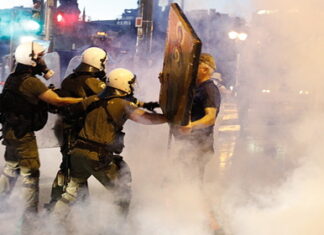 В Греции из-за принудительной вакцинации на протесты вышло около 7 тысяч человек