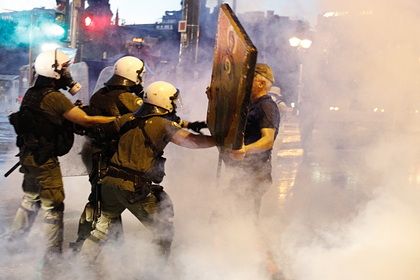 В Греции из-за принудительной вакцинации на протесты вышло около 7 тысяч человек