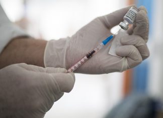 В Греции от COVID-19 впервые умер полностью привитый пациент