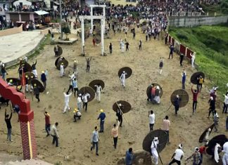 В Индии десятки верующих добровольно закидали друг друга камнями и пострадали