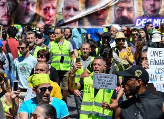 В Париже полиция распылила перцовый газ на протестах из-за «ковид-паспортов»