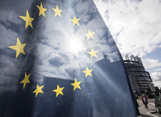 Евродепутаты призвали расширить возможности санкционного давления на Россию