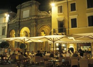 Мужчина с ножом ранил пятерых человек в Италии