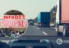 »Привет фурам»: под Харьковом экоактивисты »поприветствовали» дальнобойщиков, собрав сотню бутылок с мочой. Фото