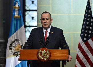 Россиян заподозрили в подкупе президента Гватемалы с помощью ковра с деньгами