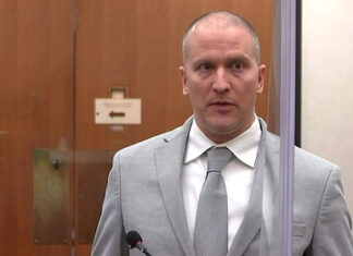 Убивший Флойда экс-полицейский отказался признать вину в удушении подростка