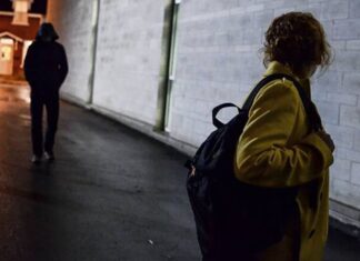 В Запорожье мужчину обвинили в преследовании 16-летних девушек: приходит по ночам и угрожает