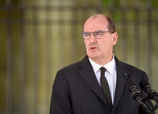 Премьер Франции поддержал Саркози