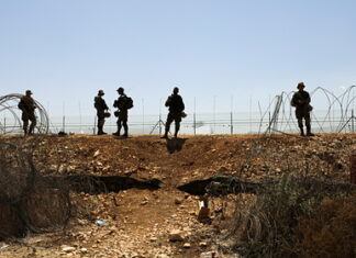 Солдаты Израиля задержали двух жителей Газы с мешком гранат