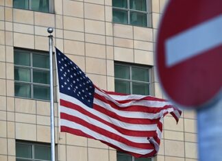 Сотрудники посольства США не вернули украденный рюкзак россиянину