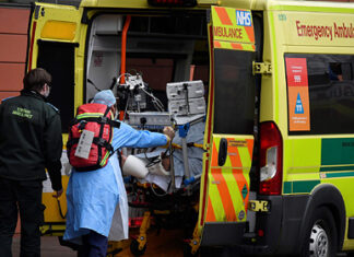 Стало известно о 50-часовых очередях в больницах Великобритании