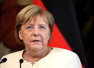 В Германии установят конную статую Меркель