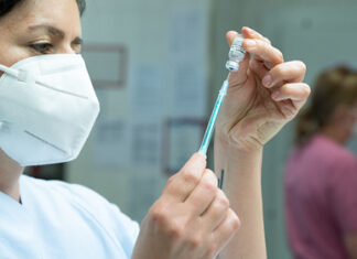 Жителям Швейцарии заплатят за привитых от коронавируса друзей