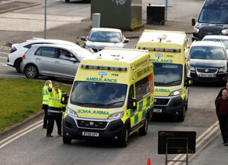 Дети попали в больницу после обрушения потолка в школе