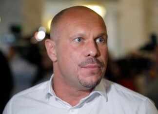 Илью Киву, расстрелявшего портрет Бандеры, лишил наградного оружия глава МВД