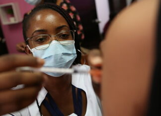 Первая в мире страна ввела обязательную вакцинацию детей от COVID-19