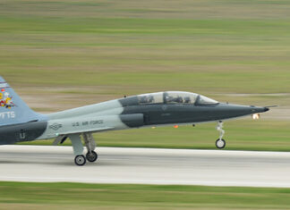 Пилот учебного самолета погиб на авиабазе в США