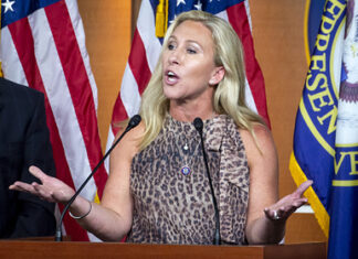 В США конгрессвумен 20 раз оштрафовали за отсутствие маски