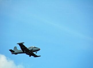 Мужчина экстренно посадил самолет на мосту и попал в аварию с грузовиком