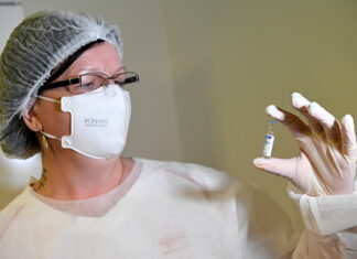 Политолог заявил о предвзятом отношении США к российской вакцине