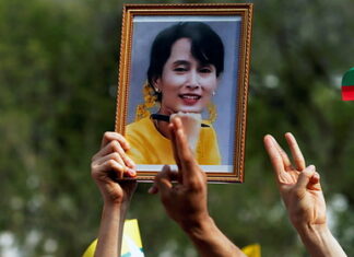 Военное правительство сократило сроки заключения президенту и премьеру Мьянмы