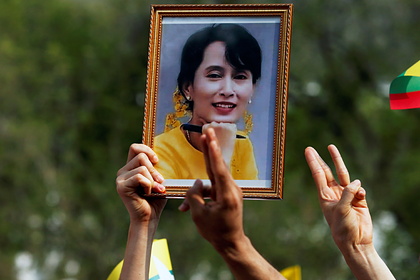 Военное правительство сократило сроки заключения президенту и премьеру Мьянмы