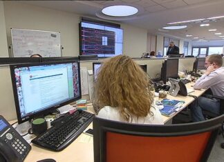 Российский рынок акций слегка растет, рубль не сдается