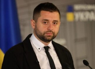 Арахамия в преддверии переговоров с РФ сделал заявление, вспомнив о «рус**ком военном корабле»