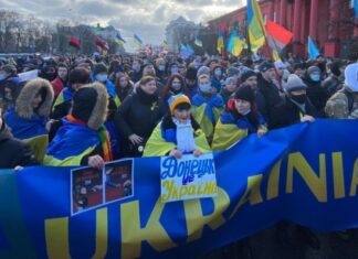 «Нас много, мы едины», — в Киеве проходит марш на фоне угрозы российского вторжения