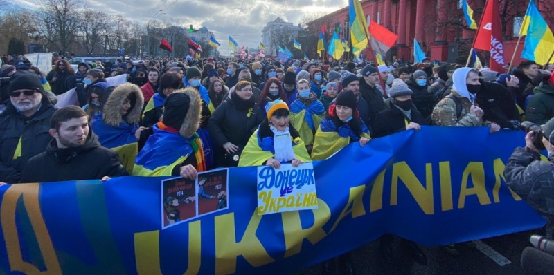 "Нас много, мы едины", - в Киеве проходит марш на фоне угрозы российского вторжения 