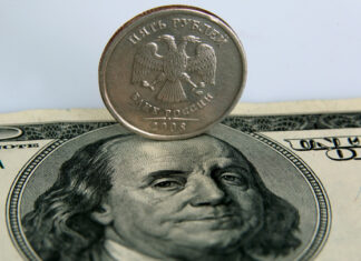 Рубль усилил падение, а доллар и евро выросли