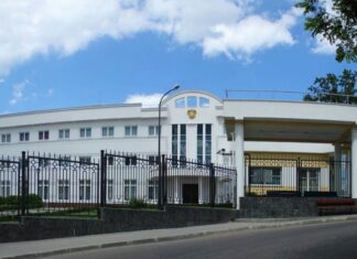 В Сети показали, что делают российские дипломаты с документами перед эвакуацией из Украины