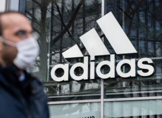 Магазины Adidas приостанавливают работу в России