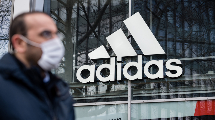 Магазины Adidas приостанавливают работу в России