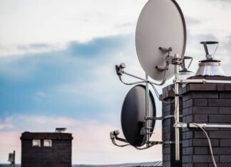 Жителей Днепра призвали убрать спутниковые антенны с фасадов домов для защиты от вражеской авиации