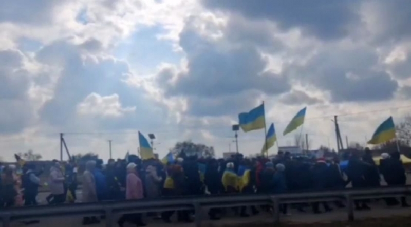 Жители Херсонской области с флагами Украины выступили против российских оккупантов