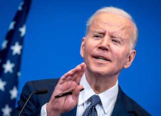 Fox News: Байден разжигает конфликт на Украине для отвлечения внимания